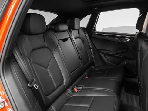 Certified 2025 Porsche Macan AWD/4WD image 19