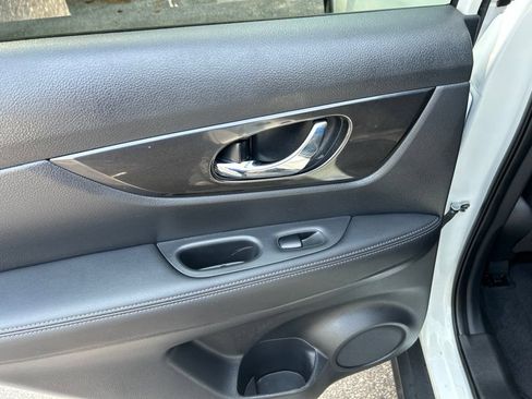 Used 2019 Nissan Rogue SV FWD image 27