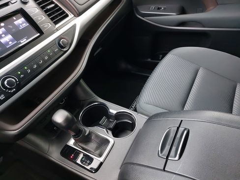 Used 2019 Toyota Highlander LE FWD image 24