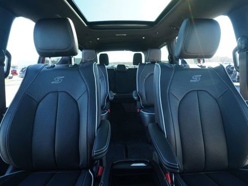 New 2026 Chrysler Pacifica Limited w/ Uconnect Theater Family Group image 35