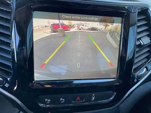 Used 2019 Jeep Cherokee Limited w/ Luxury Group FWD image 11