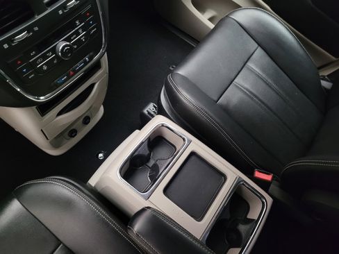 Used 2015 Chrysler Town & Country Touring w/ Driver Convenience Group FWD image 26