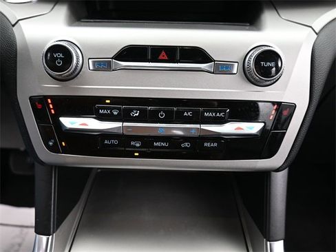 Used 2022 Ford Explorer XLT w/ Equipment Group 202A image 16