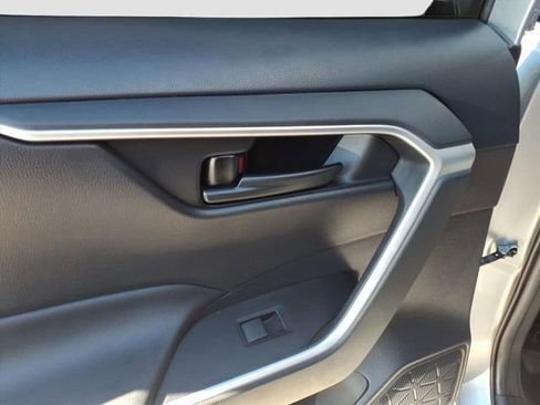 Used 2020 Toyota RAV4 LE image 8