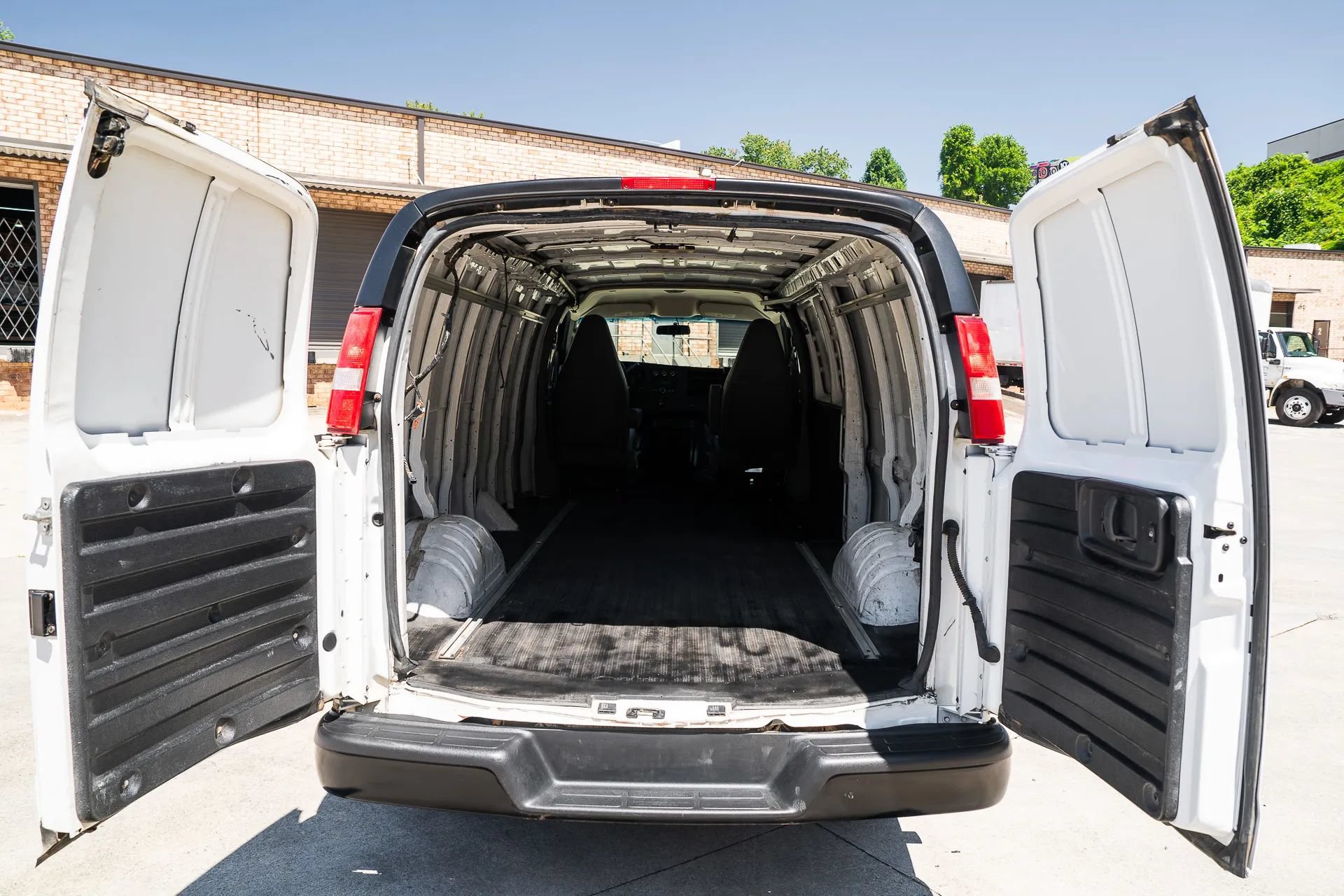 Used 2016 Chevrolet Express 2500 Extended RWD image 8