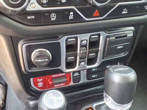 Used 2024 Jeep Gladiator Mojave w/ Convenience Group AWD/4WD image 15