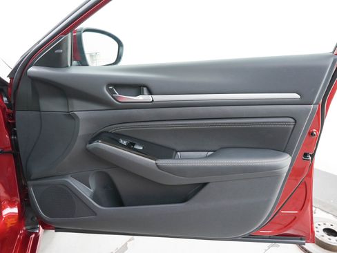 Used 2023 Nissan Altima 2.5 SV w/ SV Premium Package AWD/4WD image 9