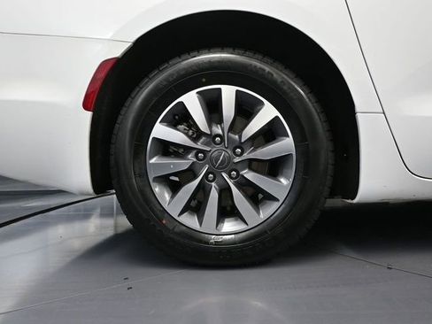 Used 2023 Chrysler Pacifica Touring-L image 14