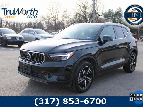 Used 2025 Volvo XC40 B5 Core image 1