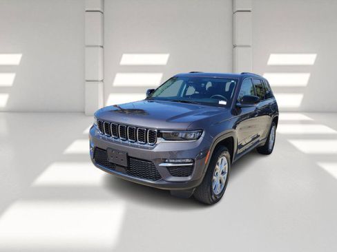 Used 2023 Jeep Grand Cherokee Limited image 2