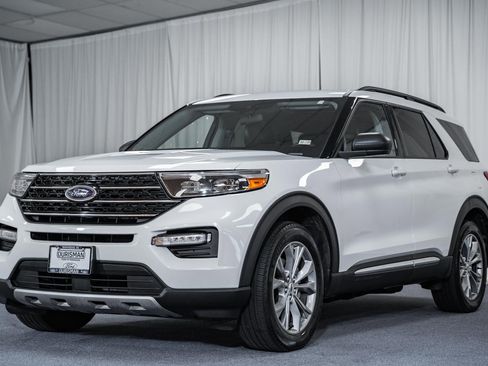 Used 2022 Ford Explorer XLT w/ Equipment Group 202A image 3