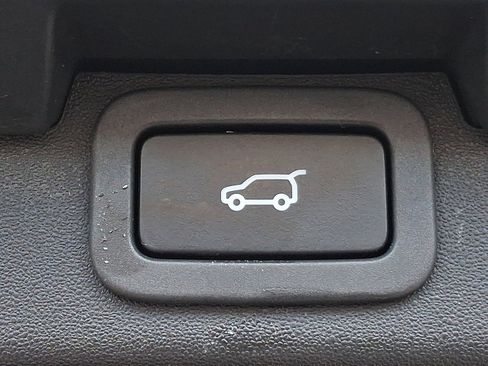 Used 2020 Land Rover Discovery HSE image 32