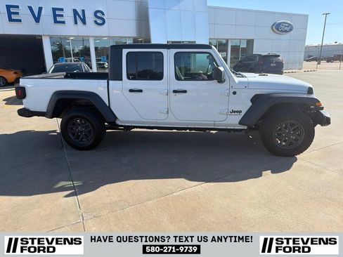 Used 2025 Jeep Gladiator Sport AWD/4WD image 3