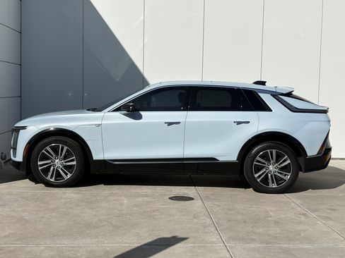 Certified 2024 Cadillac Lyriq Luxury AWD/4WD image 4