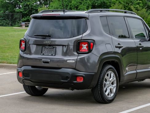 Used 2018 Jeep Renegade Latitude FWD image 12