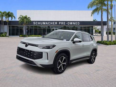 Certified 2025 Volkswagen Tiguan SE image 3