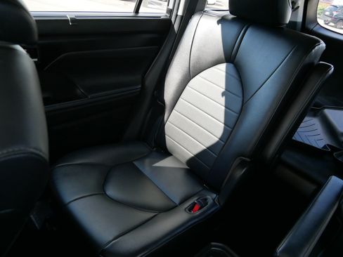 Used 2021 Toyota Highlander XLE AWD/4WD image 12