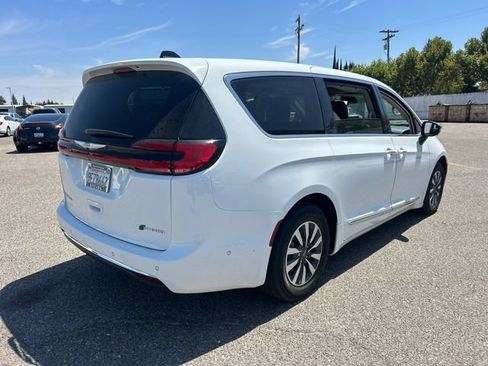 Used 2023 Chrysler Pacifica Limited w/ Uconnect Theater Family Group FWD image 5