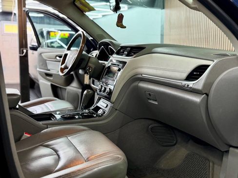 Used 2017 Chevrolet Traverse LT w/ Traveler's Package FWD image 5