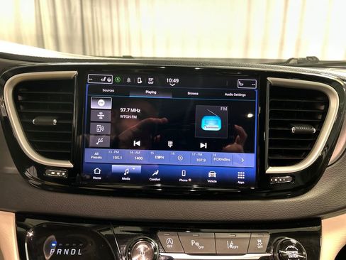 Used 2024 Chrysler Pacifica Touring-L image 17