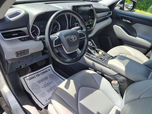 Used 2022 Toyota Highlander XLE AWD/4WD image 11