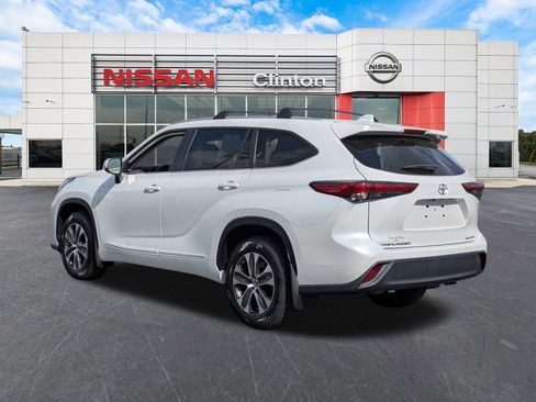 Used 2023 Toyota Highlander XLE AWD/4WD image 5