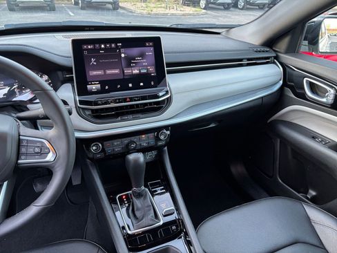 Used 2025 Jeep Compass Limited image 29