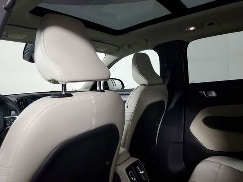 Certified 2025 Volvo XC40 B5 Plus AWD/4WD image 16