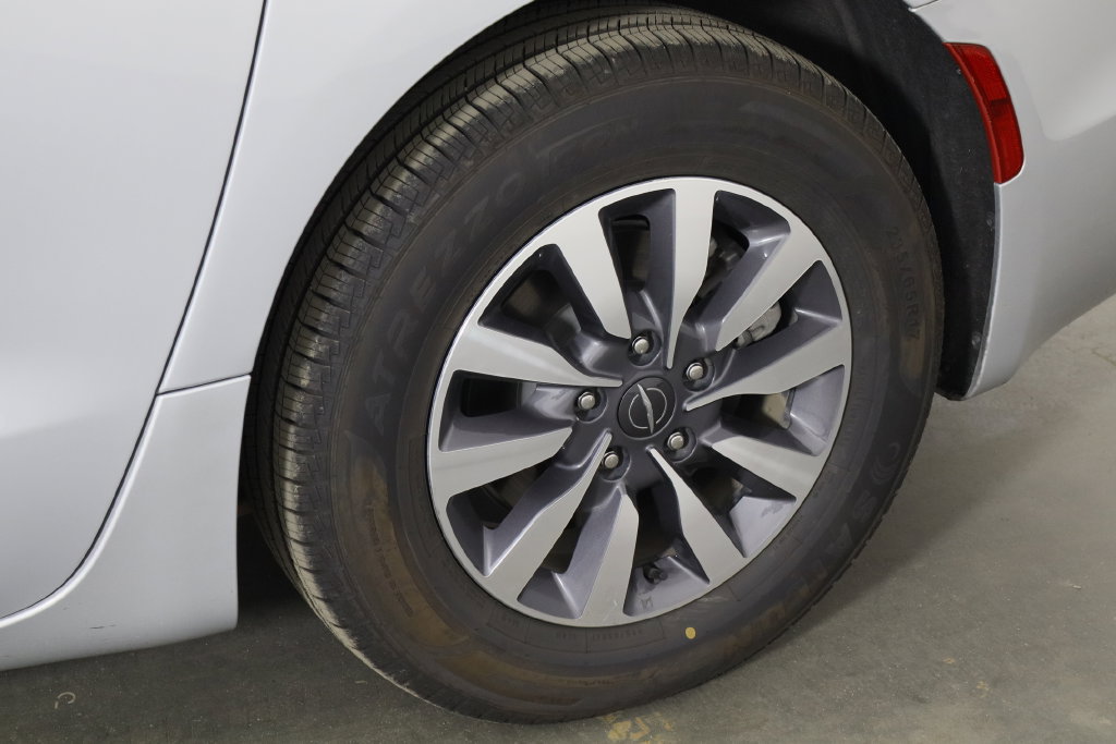 Used 2024 Chrysler Pacifica Limited FWD image 42