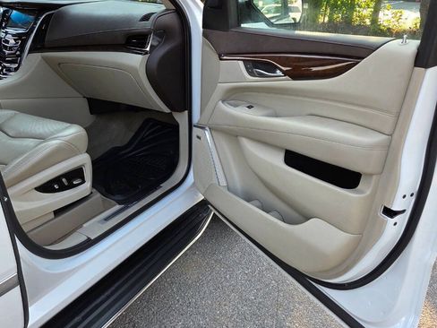 Used 2017 Cadillac Escalade Luxury AWD/4WD image 55
