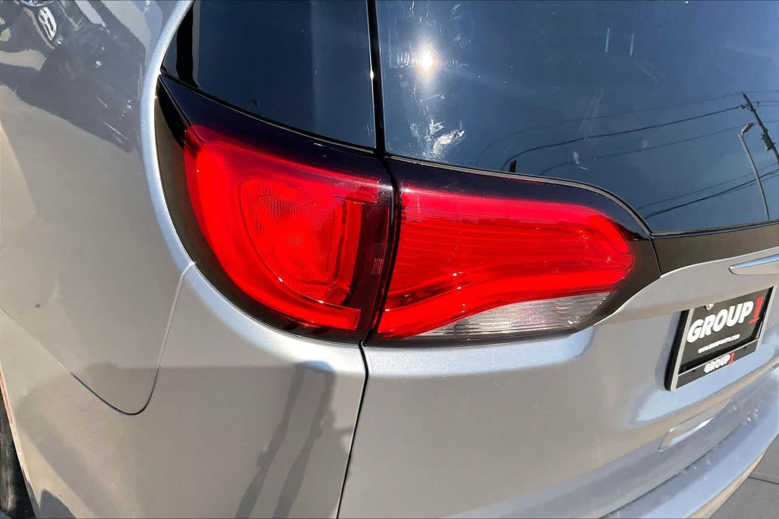 Used 2019 Chrysler Pacifica Touring Plus w/ Tire & Wheel Group FWD image 27