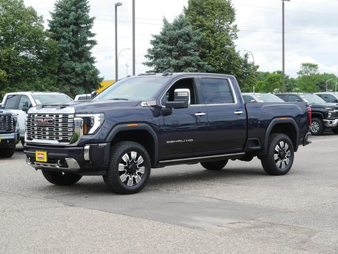 Used 2025 GMC Sierra 3500 Denali w/ Denali Reserve Package AWD/4WD image 3