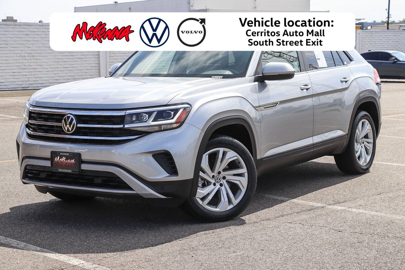 Used 2023 Volkswagen Atlas Cross Sport SE w/ Black Wheel Package FWD image 1