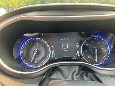 Used 2024 Chrysler Pacifica Touring-L FWD image 24