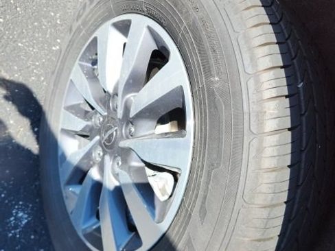 Used 2023 Chrysler Pacifica Limited w/ Uconnect Theater Family Group FWD image 6