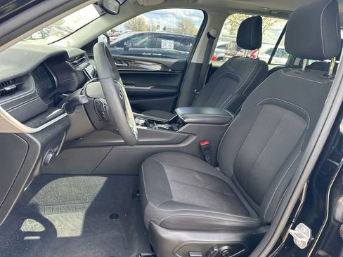 Used 2023 Jeep Grand Cherokee Laredo w/ Luxury Tech Group I image 16