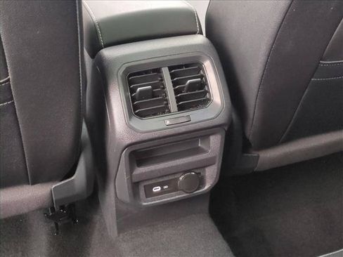 Used 2023 Volkswagen Tiguan SE w/ Panoramic Sunroof Package FWD image 18