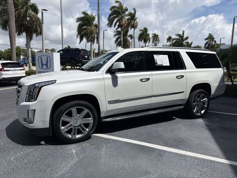 Used 2019 Cadillac Escalade ESV Luxury RWD image 4