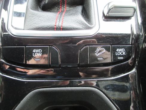 Used 2025 Jeep Compass Trailhawk AWD/4WD image 20