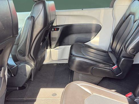 Used 2023 Chrysler Pacifica Touring-L FWD image 23
