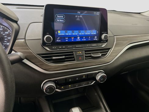 Used 2025 Nissan Altima 2.5 SV FWD image 25
