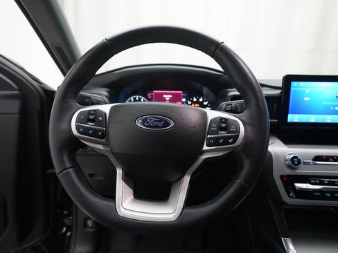 Used 2023 Ford Explorer XLT w/ Equipment Group 202A AWD/4WD image 4