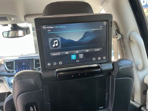 Used 2017 Chrysler Pacifica Touring-L Plus w/ Advanced Safetytec Group FWD image 22