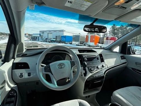 Used 2012 Toyota Sienna LE image 22