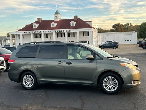 Used 2013 Toyota Sienna XLE image 4
