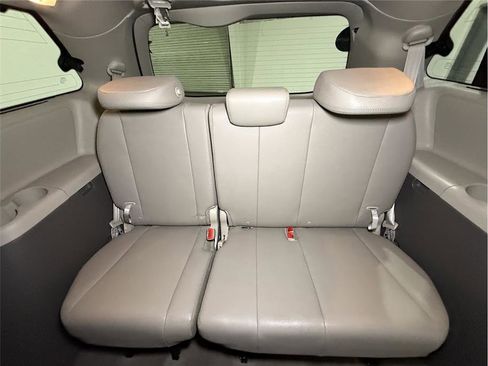 Used 2017 Toyota Sienna XLE Premium image 19