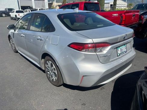 Used 2021 Toyota Corolla LE image 3