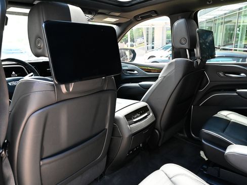 Used 2021 Cadillac Escalade ESV Premium Luxury AWD/4WD image 33
