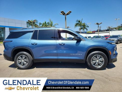 Certified 2025 Chevrolet Traverse LT FWD image 10