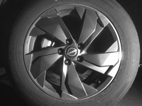 Used 2025 Nissan Rogue SV image 9